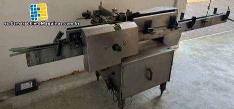 M�quina etiquetadora autom�tica Krones Rotina II para botellas y frascos de vidrio cil�ndricos.