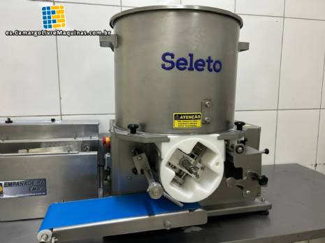 M�quina formadora de nuggets para cubos de carne y hamburguesas. Capacidad de producci�n: 2100 unidades por hora.