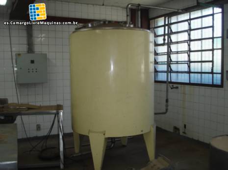 Tanque interno con camisa de acero inoxidable de 2.000 litros.