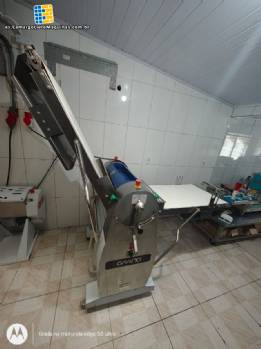 Laminadora de masa GRANO de 12 kg para hojaldre, pasteles y risoles.
