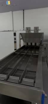 Freidora autom�tica de acero inoxidable para donuts y profiteroles.