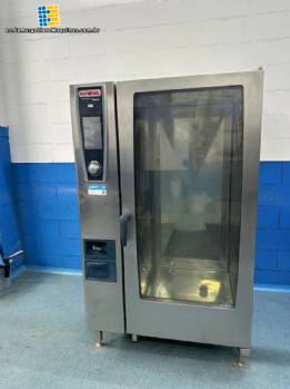 Horno combinado industrial Rational de acero inoxidable con capacidad para 20 bandejas GN 2/1 o 40 bandejas GN 1/1.
