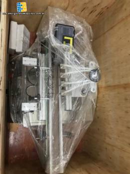 Llenadora autom�tica de acero inoxidable con 4 boquillas para l�quidos.