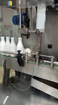 M�quina etiquetadora con t�nel de vapor para mangas y prensa de botellas