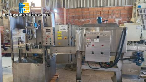 M�quina etiquetadora con t�nel de vapor para mangas y prensa de botellas