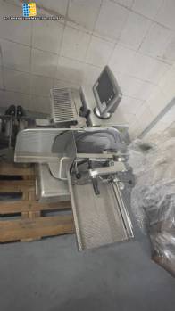 Cortadora automática de acero inoxidable Bizerba para quesos, embutidos, salchichas y carnes. Cortadora automática de acero inoxidable Bizerba para quesos, embutidos, salchichas y carnes.