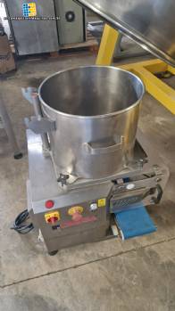 Máquina automática para formar hamburguesas Minerva Omega Group 2018, con capacidad para producir hasta 2.100 hamburguesas por hora. Máquina automática para formar hamburguesas Minerva Omega Group 2018, con capacidad para producir hasta 2.100 hamburguesas por hora.