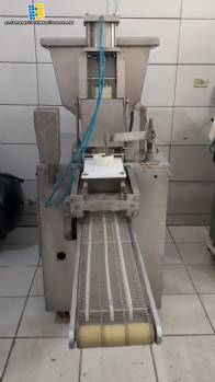 Máquina formadora de hamburguesas Sampafi de acero inoxidable, 45 unidades por minuto. Máquina formadora de hamburguesas Sampafi de acero inoxidable, 45 unidades por minuto.