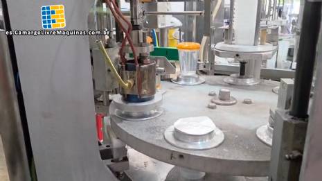 Máquina rotativa de llenado y dosificación con unidad de taponado y sellado para vasos y botellas, con capacidad para 2.000 unidades. Máquina rotativa de llenado y dosificación con unidad de taponado y sellado para vasos y botellas, con capacidad para 2.000 unidades.