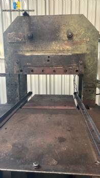 Prensa hidráulica para caucho de 500 x 500 mm con pistón de 400 mm Prensa hidráulica para caucho de 500 x 500 mm con pistón de 400 mm