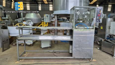 Selladora automática Engemaq para tarros, botellas y vasos con cierre de plástico, 900 tarros por hora. Selladora automática Engemaq para tarros, botellas y vasos con cierre de plástico, 900 tarros por hora.